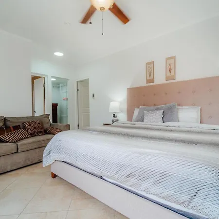 Beautiful 4 Bedroom House In Gold Coast